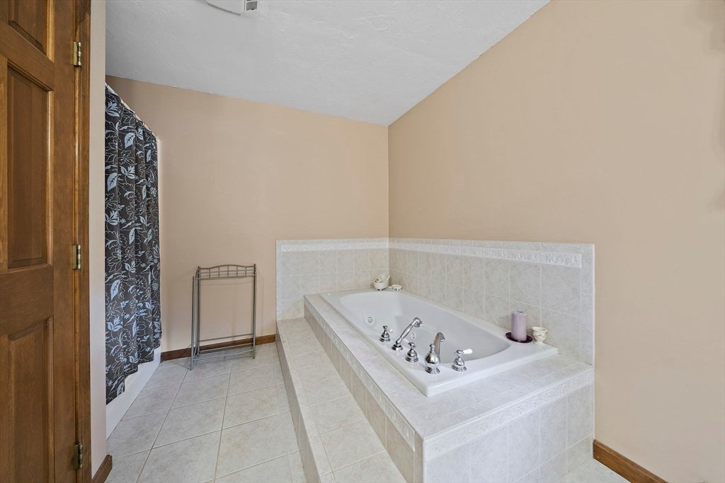 49 Lantern Ln, Pembroke, MA Photo #22