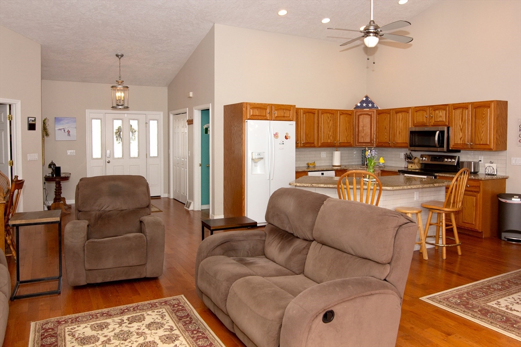 Holyoke, Massachusetts 01040, United States, 3 Bedrooms Bedrooms, ,2 BathroomsBathrooms,Residential,Contingent,104673