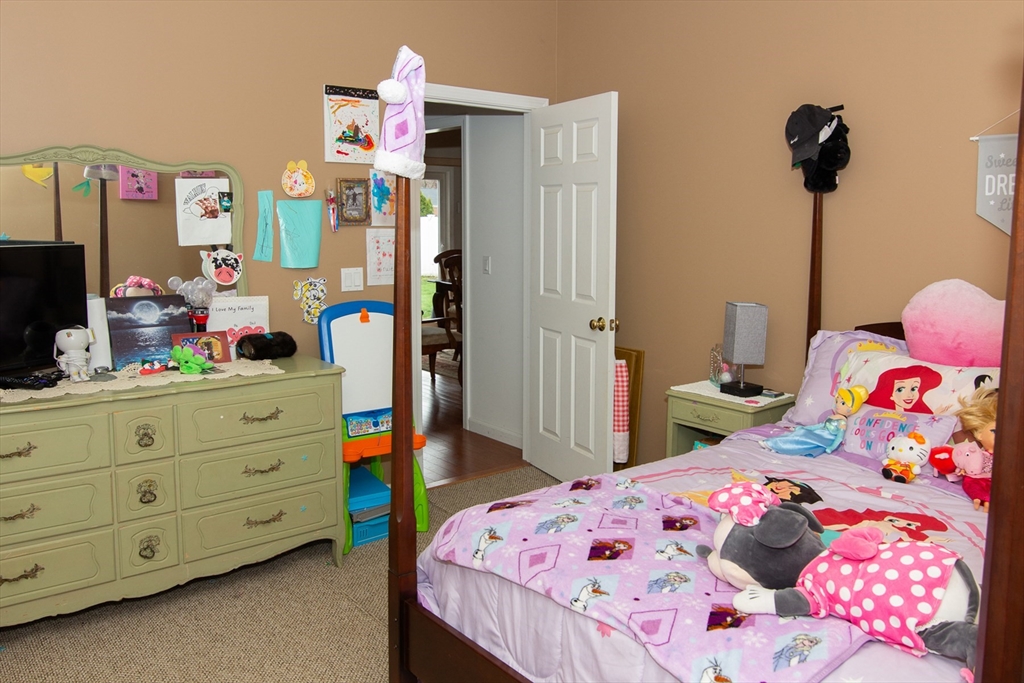 Holyoke, Massachusetts 01040, United States, 3 Bedrooms Bedrooms, ,2 BathroomsBathrooms,Residential,Contingent,104673