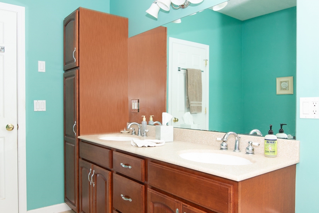 Holyoke, Massachusetts 01040, United States, 3 Bedrooms Bedrooms, ,2 BathroomsBathrooms,Residential,Contingent,104673