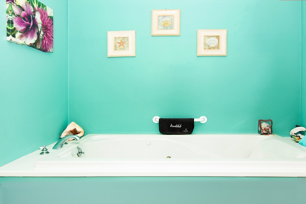 Holyoke, Massachusetts 01040, United States, 3 Bedrooms Bedrooms, ,2 BathroomsBathrooms,Residential,Contingent,104673