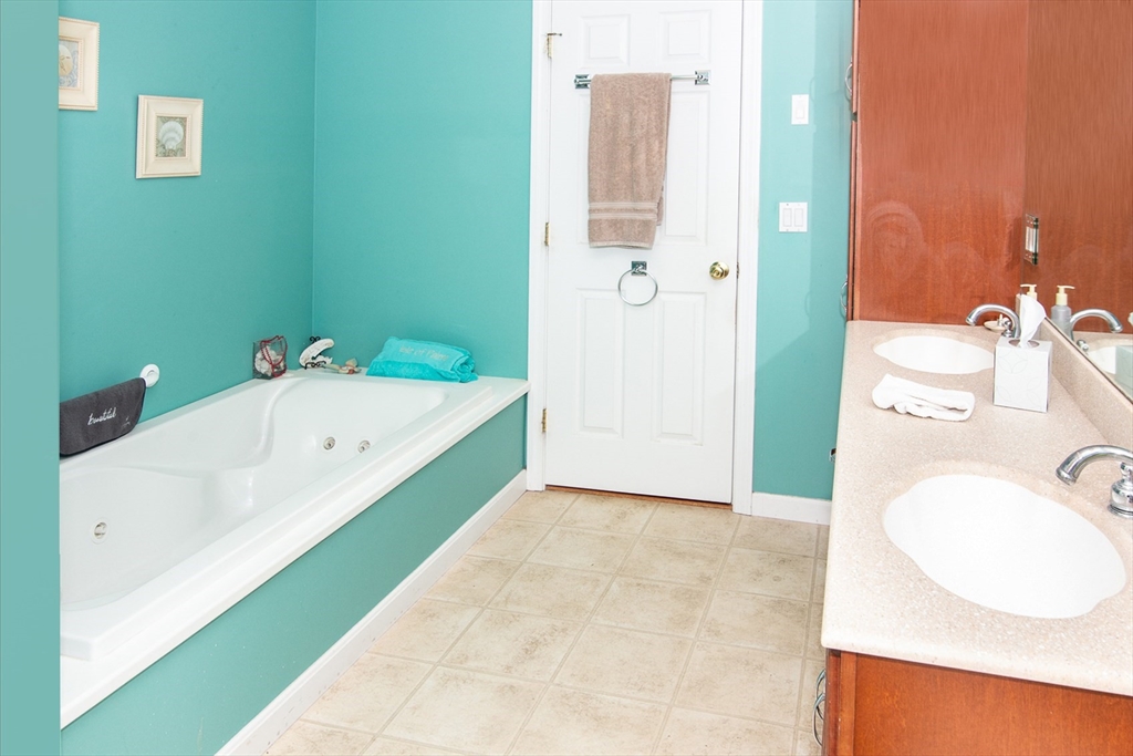 Holyoke, Massachusetts 01040, United States, 3 Bedrooms Bedrooms, ,2 BathroomsBathrooms,Residential,Contingent,104673