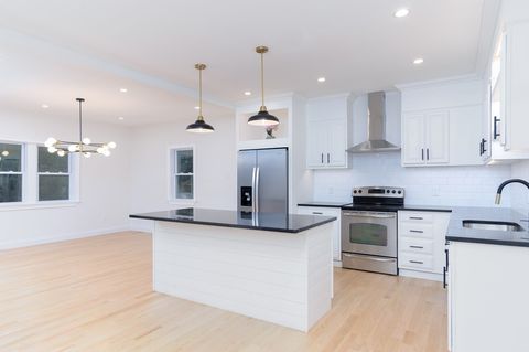 10 Church St Wales MA 01081