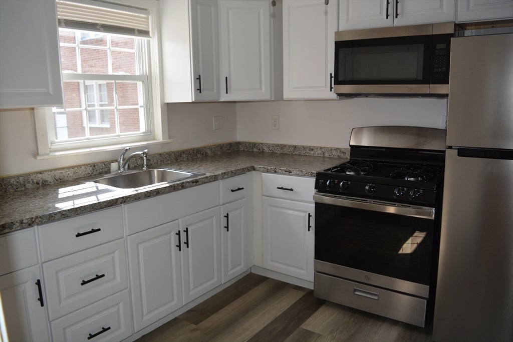 Photo of 71 Colony Rd, West Springfield, MA