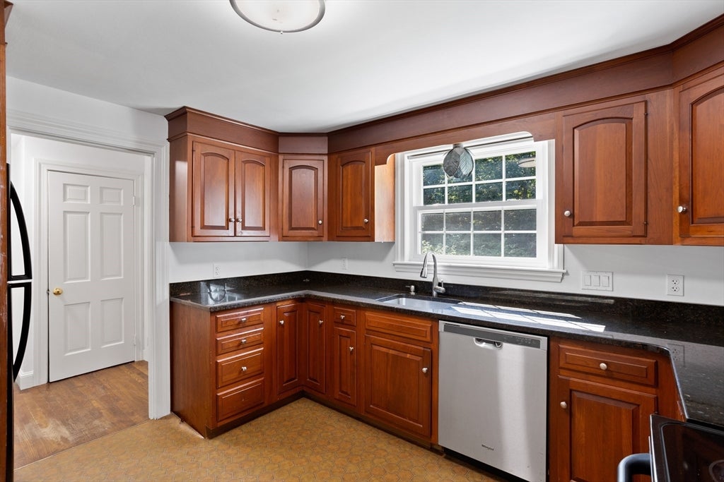 4 Meadowbrook Rd, Dover, MA Photo #9