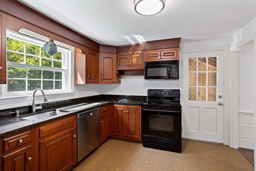 4 Meadowbrook Rd, Dover, MA Photo #10
