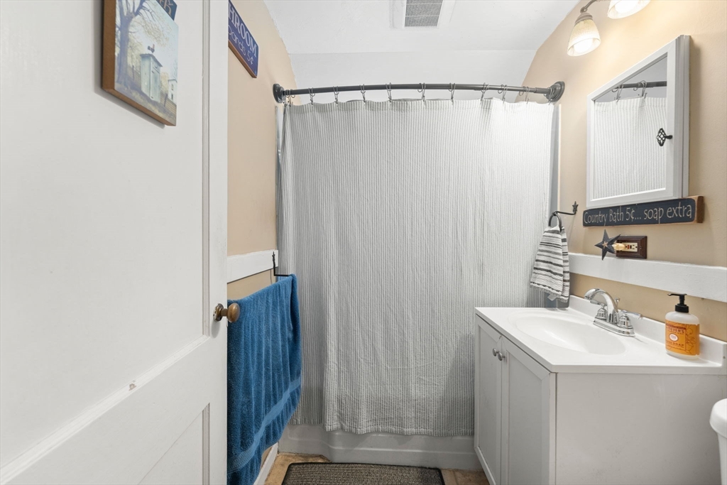 Northbridge, Massachusetts 01588, United States, 5 Bedrooms Bedrooms, ,2 BathroomsBathrooms,Residential,Active,180817