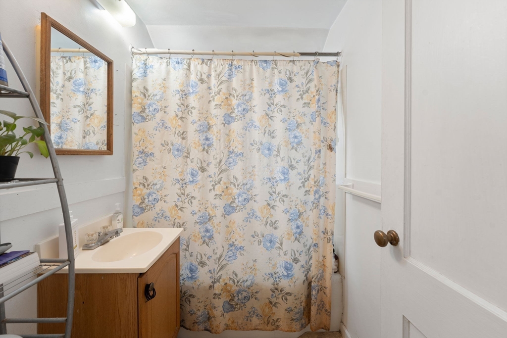 Northbridge, Massachusetts 01588, United States, 5 Bedrooms Bedrooms, ,2 BathroomsBathrooms,Residential,Active,180817