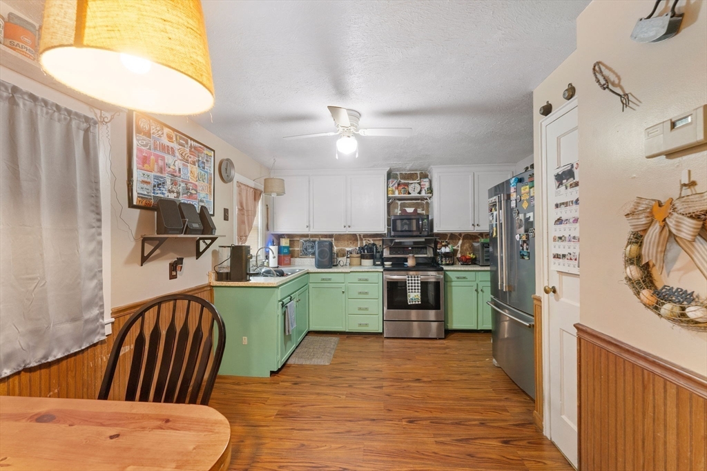 Northbridge, Massachusetts 01588, United States, 5 Bedrooms Bedrooms, ,2 BathroomsBathrooms,Residential,Active,180817