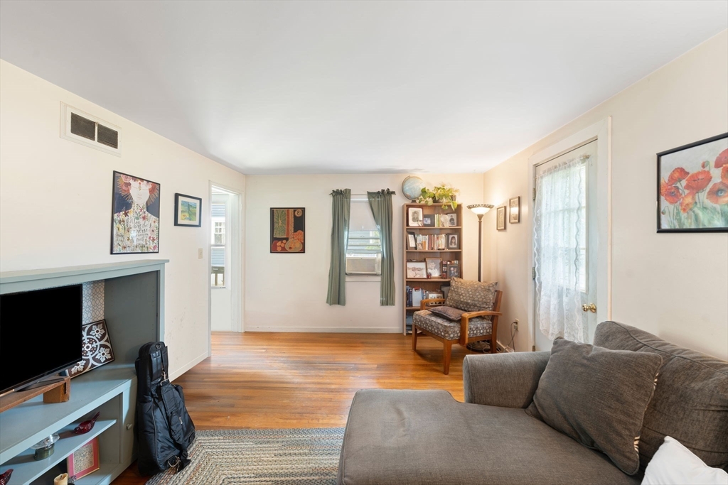 Northbridge, Massachusetts 01588, United States, 5 Bedrooms Bedrooms, ,2 BathroomsBathrooms,Residential,Active,180817