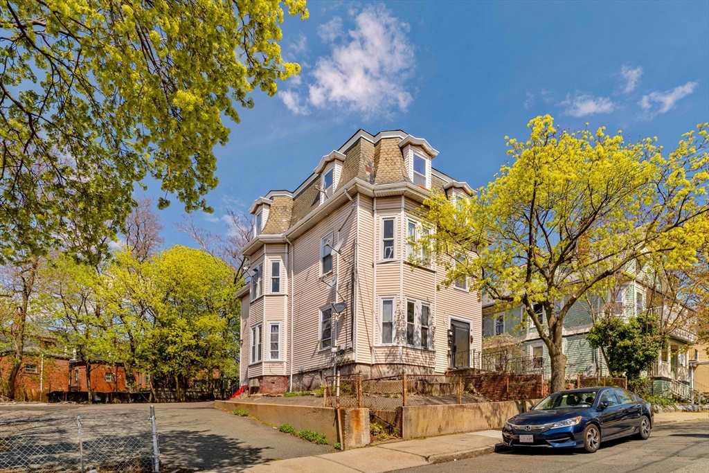 Somerville, Massachusetts 02145, United States, 7 Bedrooms Bedrooms, ,3 BathroomsBathrooms,Residential,Pending,118418