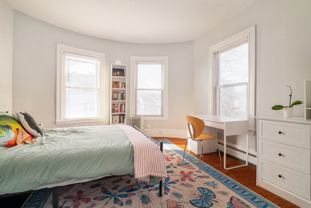 Somerville, Massachusetts 02143, United States, 9 Bedrooms Bedrooms, ,6 BathroomsBathrooms,Residential,Pending,82720