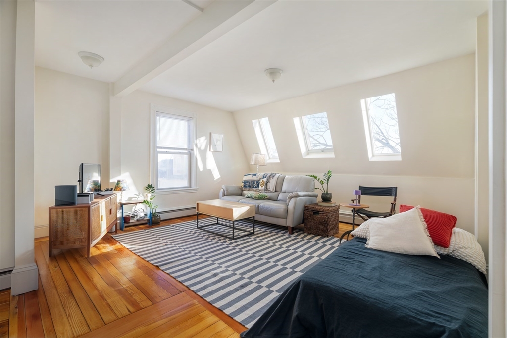 Somerville, Massachusetts 02143, United States, 9 Bedrooms Bedrooms, ,6 BathroomsBathrooms,Residential,Pending,82720