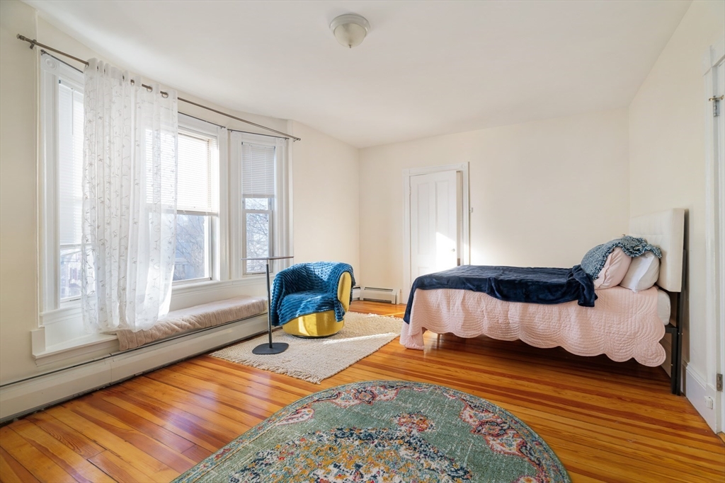 Somerville, Massachusetts 02143, United States, 9 Bedrooms Bedrooms, ,6 BathroomsBathrooms,Residential,Pending,82720