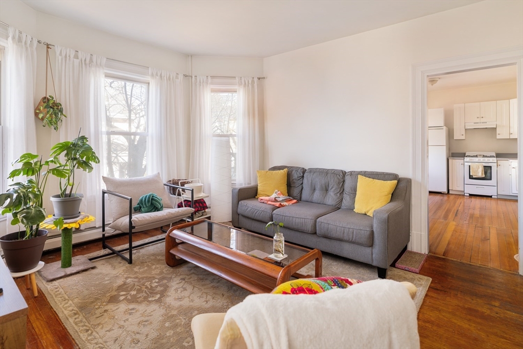 Somerville, Massachusetts 02143, United States, 9 Bedrooms Bedrooms, ,6 BathroomsBathrooms,Residential,Pending,82720