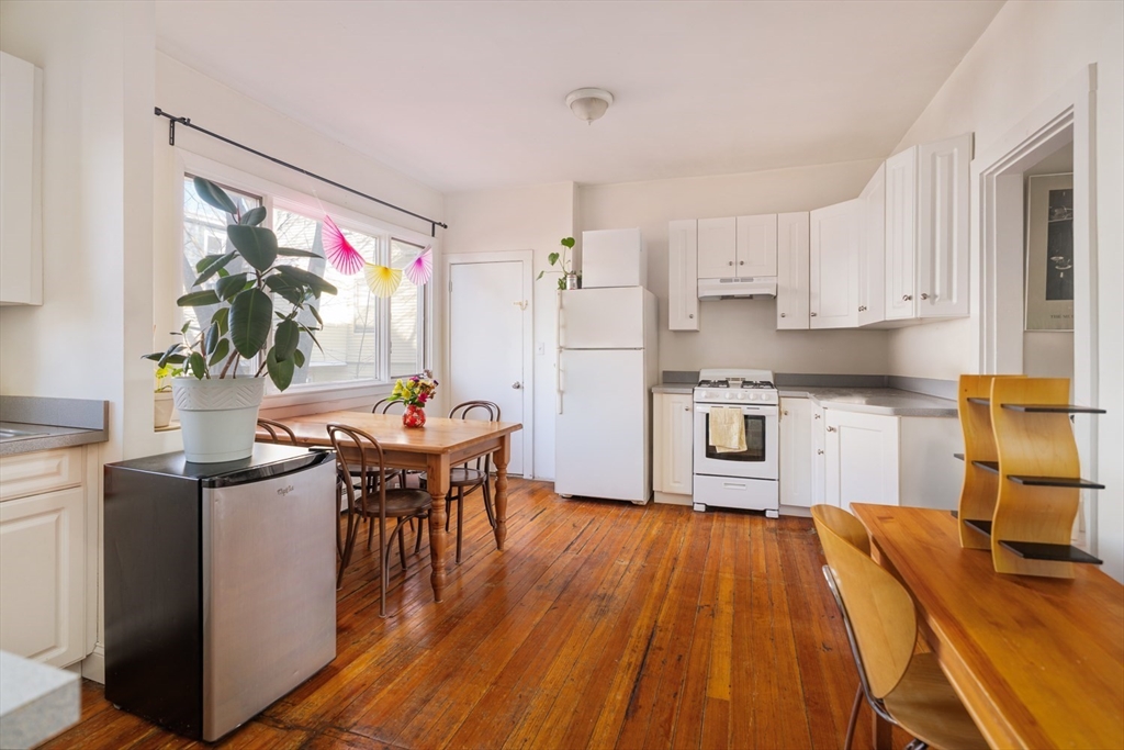 Somerville, Massachusetts 02143, United States, 9 Bedrooms Bedrooms, ,6 BathroomsBathrooms,Residential,Pending,82720