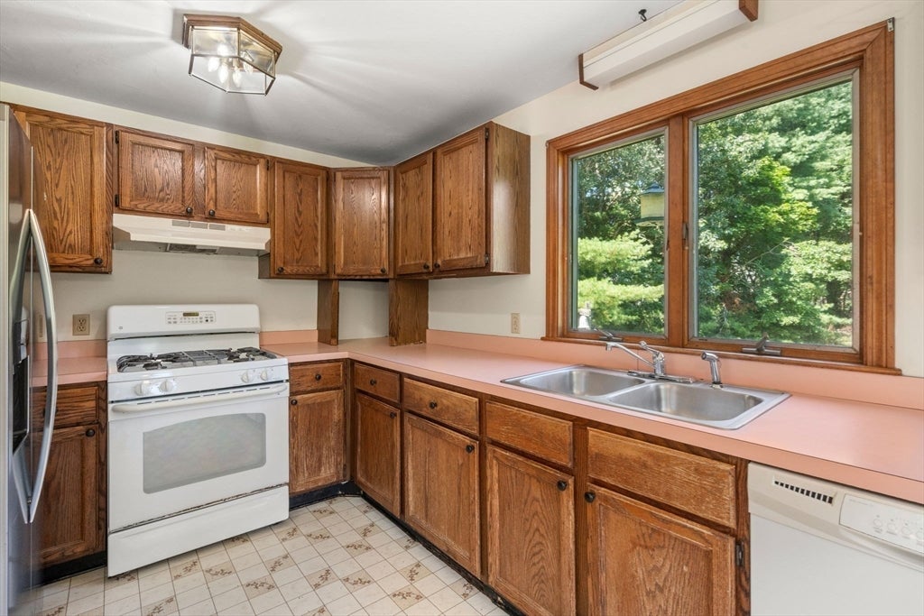 32 Acushnet Rd, Mattapoisett, MA, 32 Acushnet Rd, Mattapoisett, MA Photo #10