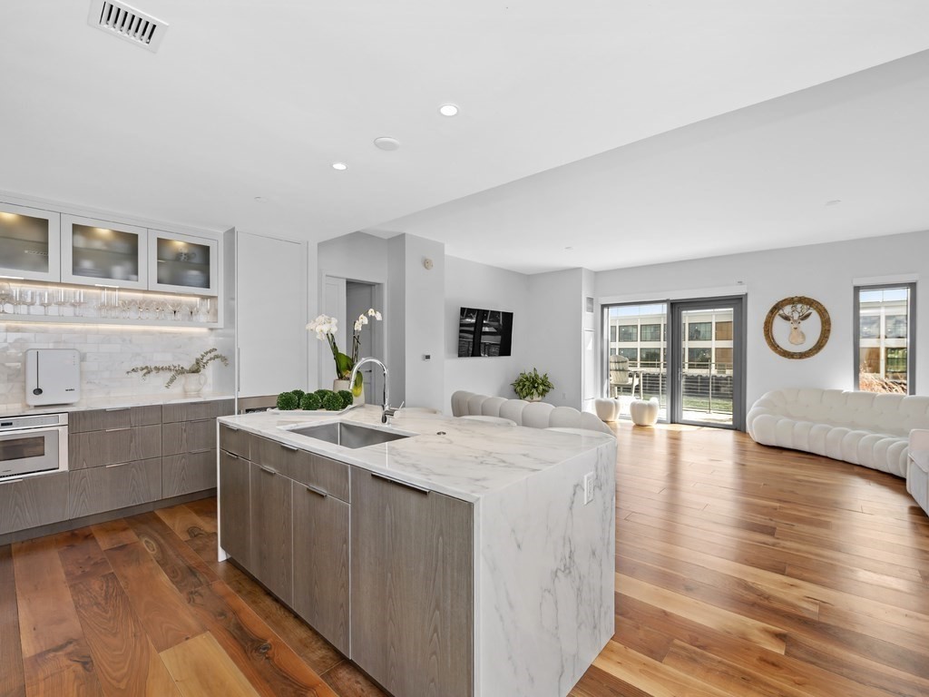 300 Pier 4 Boulevard 2E