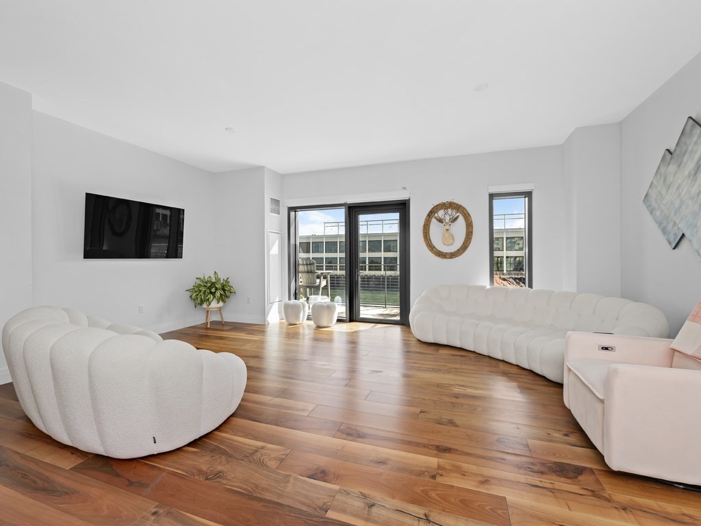 300 Pier 4 Boulevard 2E