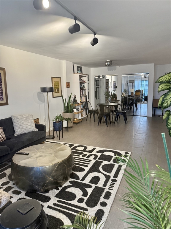 Watertown, Massachusetts 02472, United States, 2 Bedrooms Bedrooms, ,2 BathroomsBathrooms,Residential,Contingent,124530