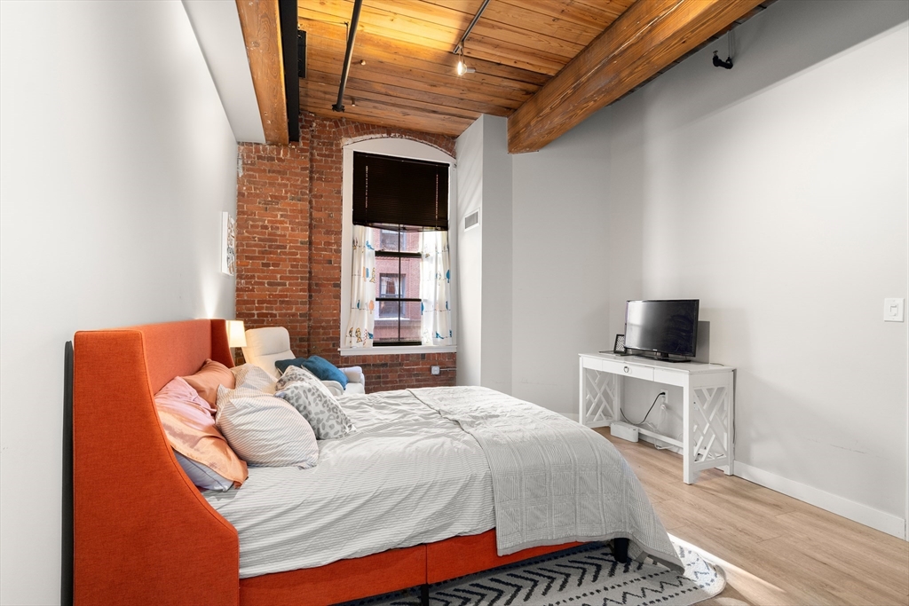 1241-1255 Adams St B302