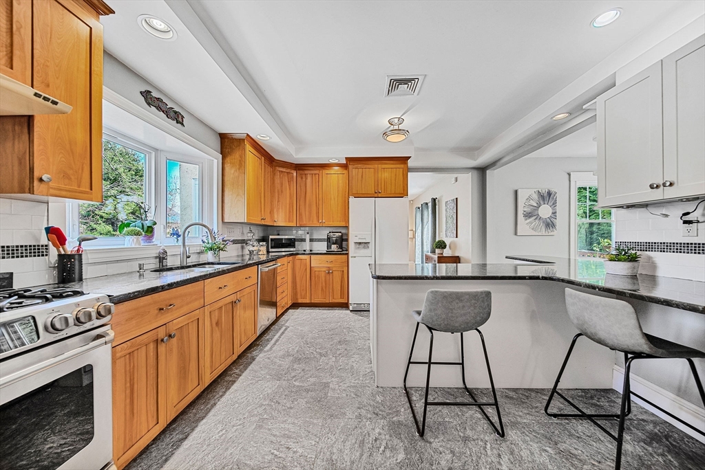 Needham, Massachusetts 02492, United States, 4 Bedrooms Bedrooms, ,3 BathroomsBathrooms,Residential,Pending,114786