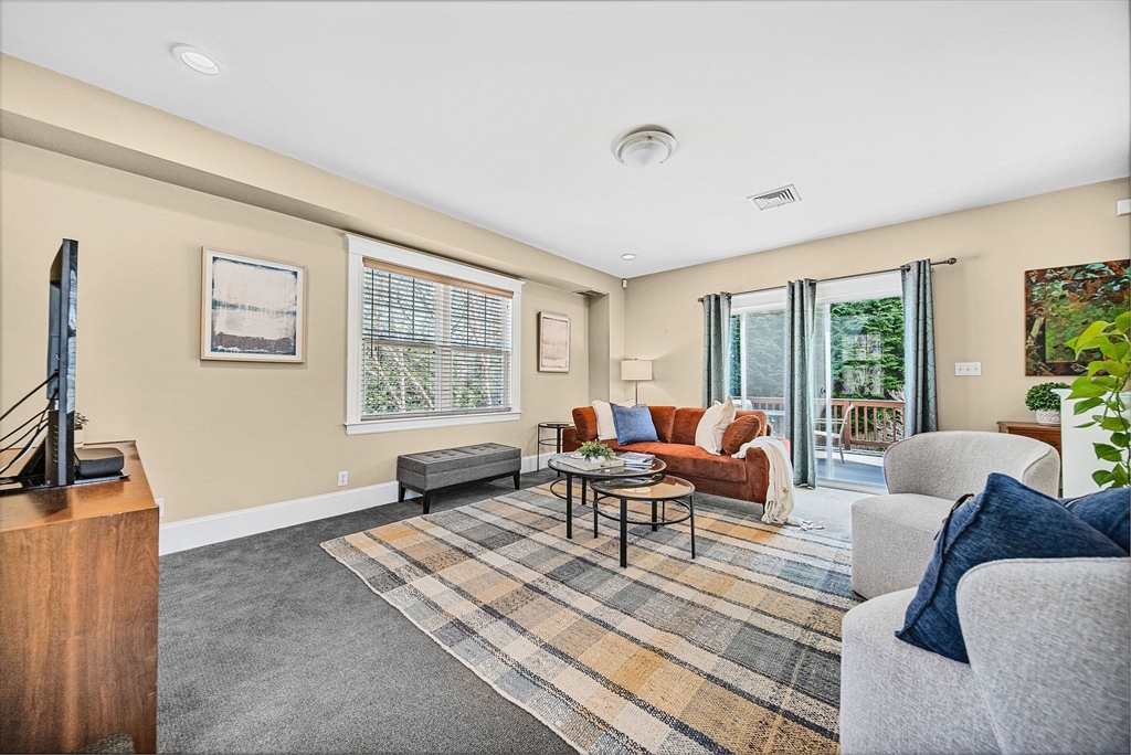 Needham, Massachusetts 02492, United States, 4 Bedrooms Bedrooms, ,3 BathroomsBathrooms,Residential,Pending,114786