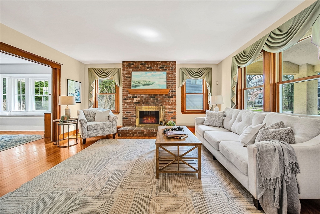 Needham, Massachusetts 02492, United States, 4 Bedrooms Bedrooms, ,3 BathroomsBathrooms,Residential,Pending,114786