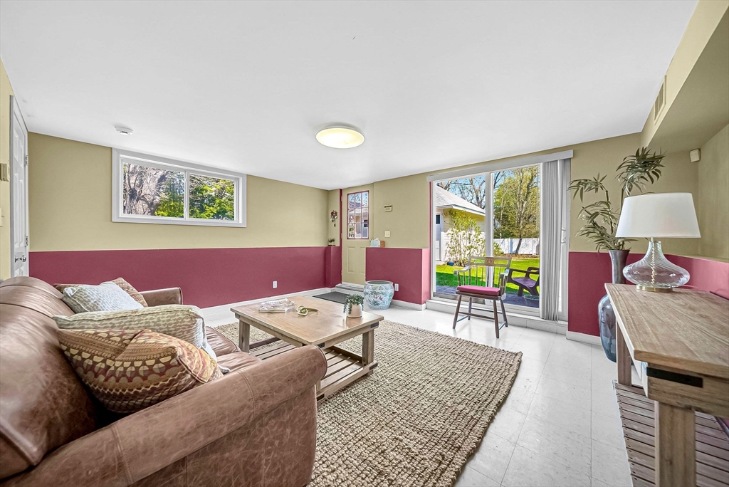 Needham, Massachusetts 02492, United States, 4 Bedrooms Bedrooms, ,3 BathroomsBathrooms,Residential,Pending,114786