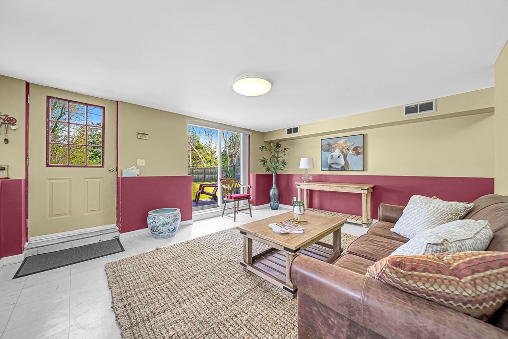 Needham, Massachusetts 02492, United States, 4 Bedrooms Bedrooms, ,3 BathroomsBathrooms,Residential,Pending,114786