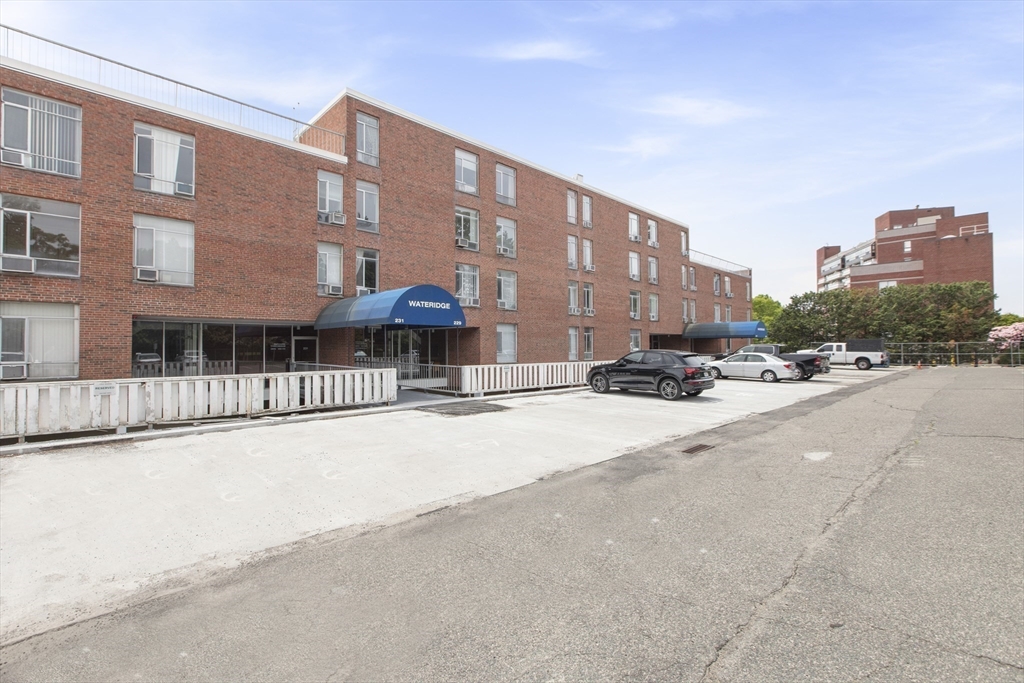 231 Coolidge Ave 409