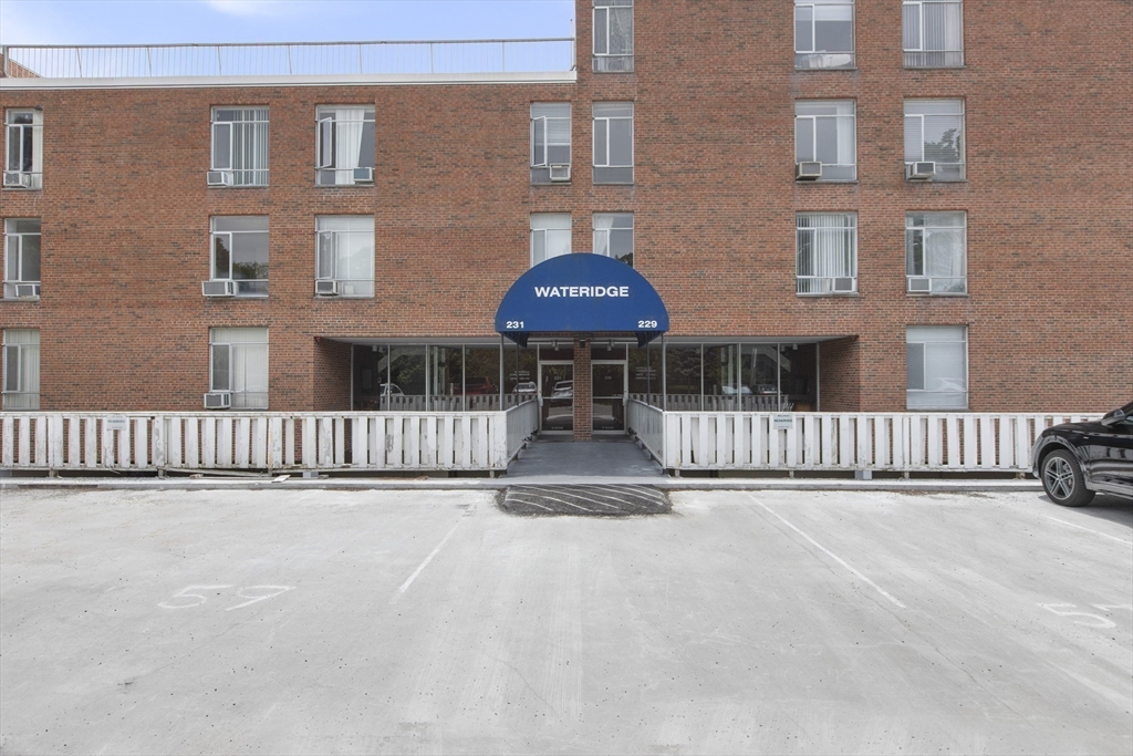 231 Coolidge Ave 409