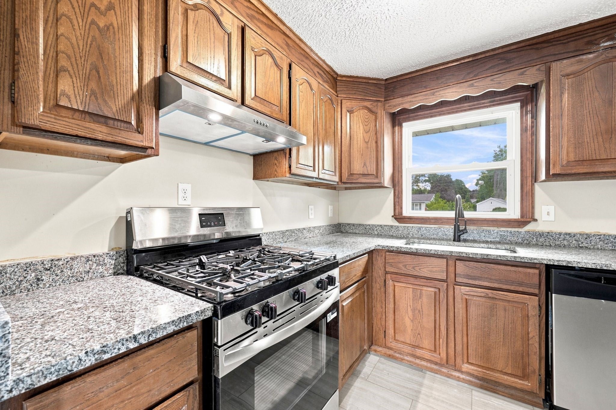 76 Daley St, Chicopee, MA, 76 Daley St, Chicopee, MA Photo #10