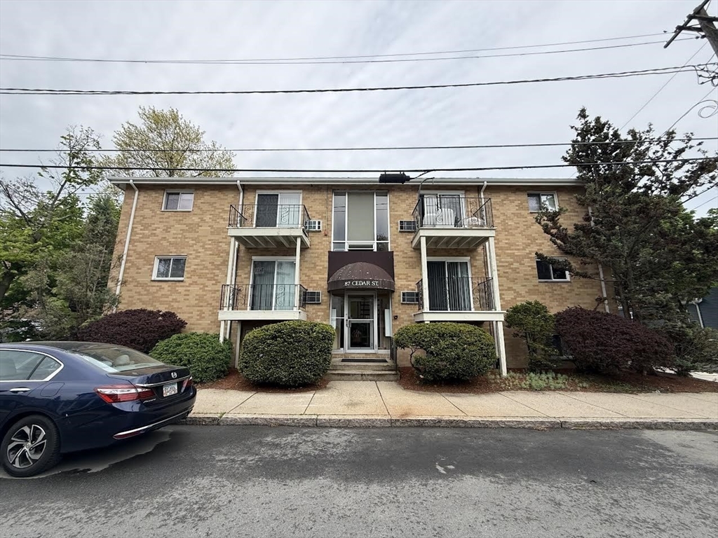 Click for 87 Cedar Street #6, Malden, MA slideshow Click for 87 Cedar Street #6, Malden, MA slideshow
