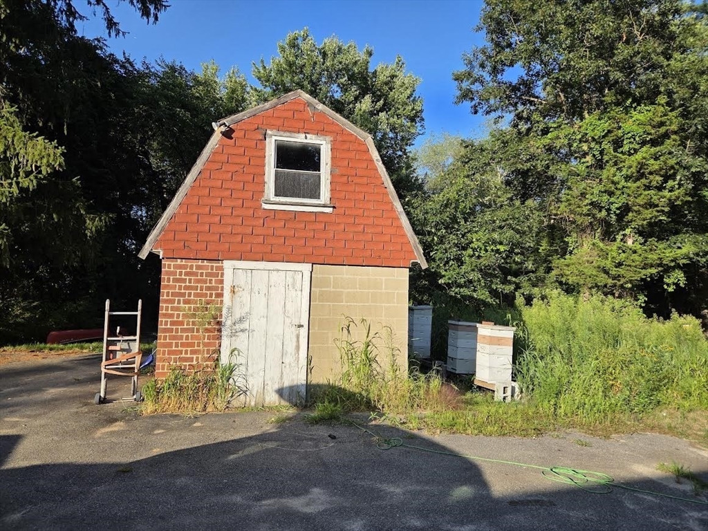 195 E Main St