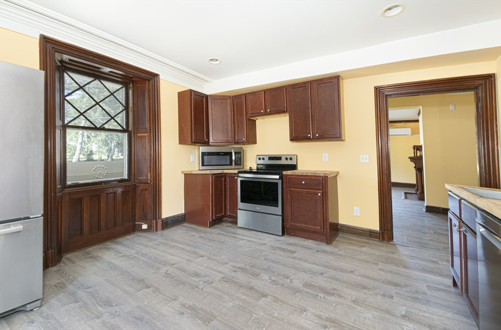 963 Main St 1