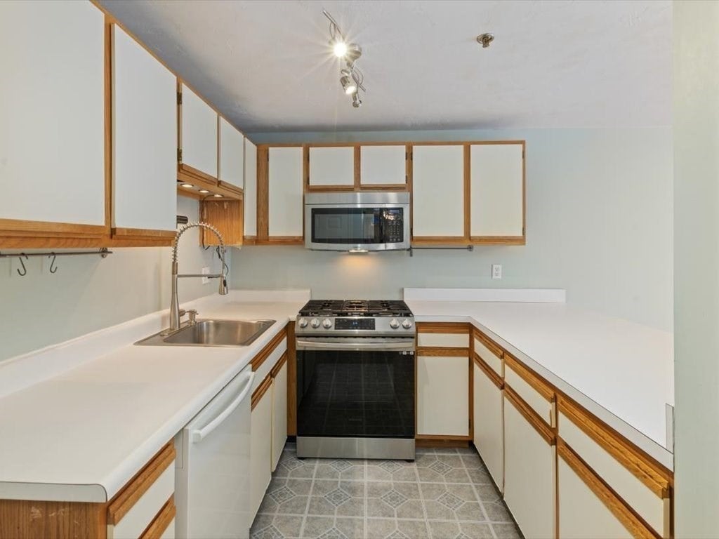 360 Littleton Rd #F2, Chelmsford, MA Photo #9