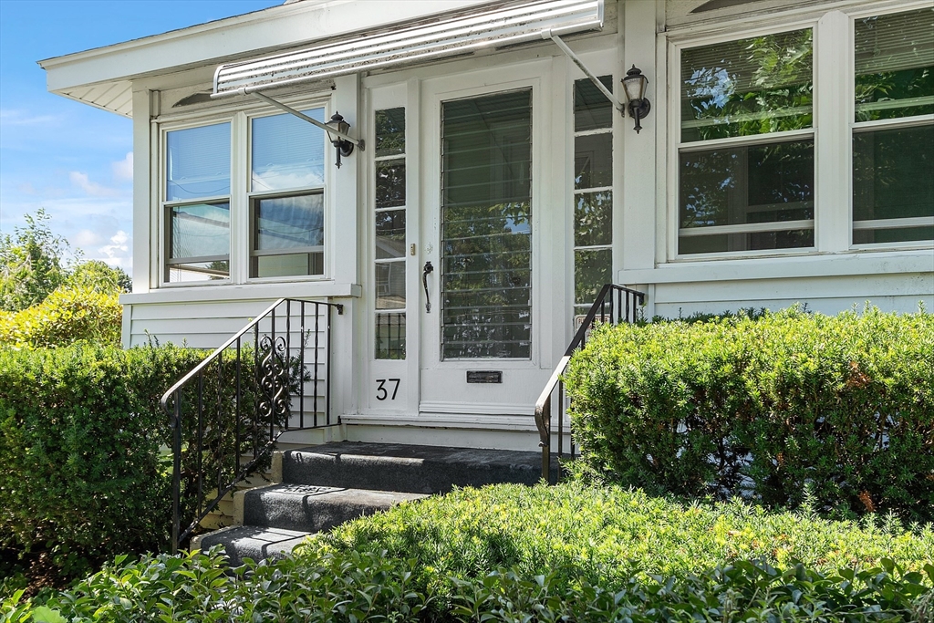 37 Rowena St
