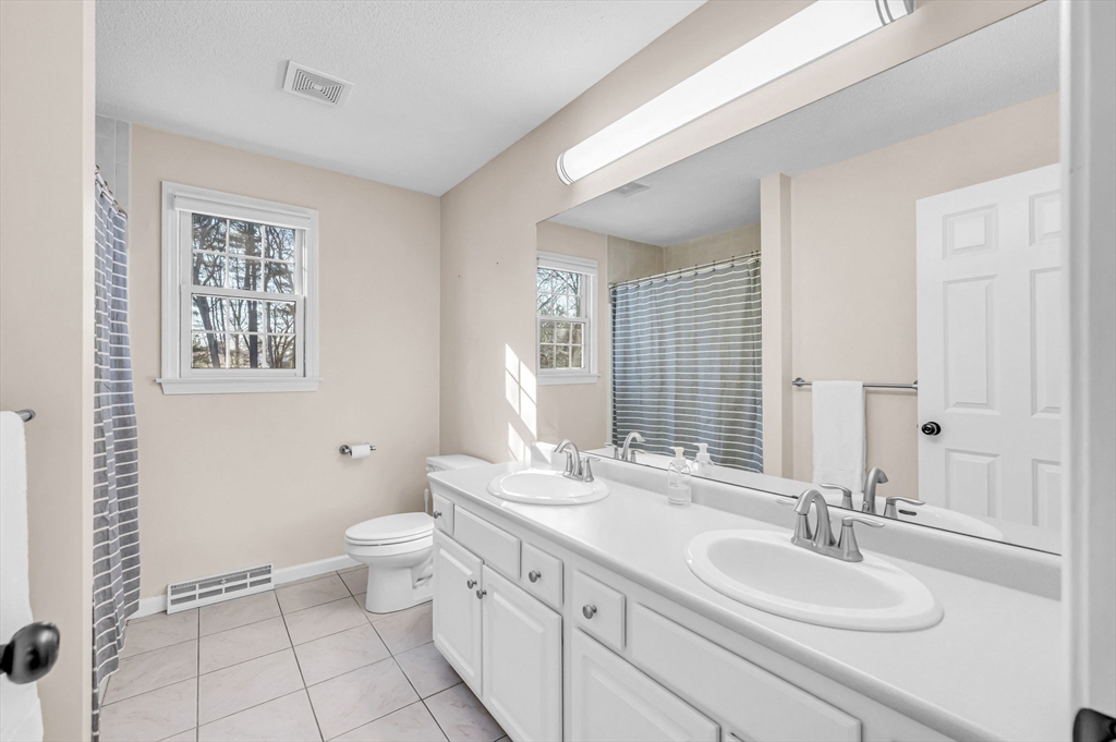 Westfield, Massachusetts 01085, United States, 4 Bedrooms Bedrooms, ,3 BathroomsBathrooms,Residential,Active,113476