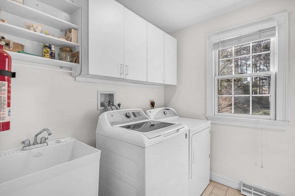 Westfield, Massachusetts 01085, United States, 4 Bedrooms Bedrooms, ,3 BathroomsBathrooms,Residential,Active,113476