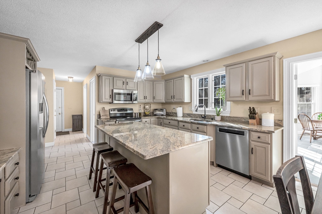 Westfield, Massachusetts 01085, United States, 4 Bedrooms Bedrooms, ,3 BathroomsBathrooms,Residential,Active,113476