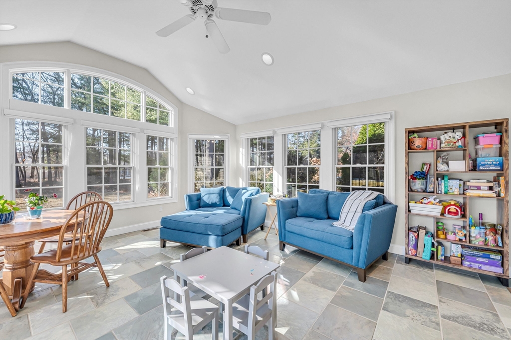 Westfield, Massachusetts 01085, United States, 4 Bedrooms Bedrooms, ,3 BathroomsBathrooms,Residential,Active,113476