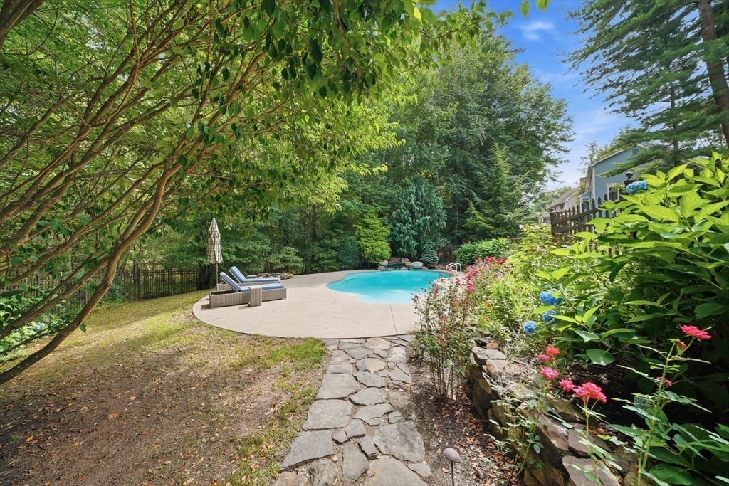 2 Jennifer Dr, Westford, MA Photo #5