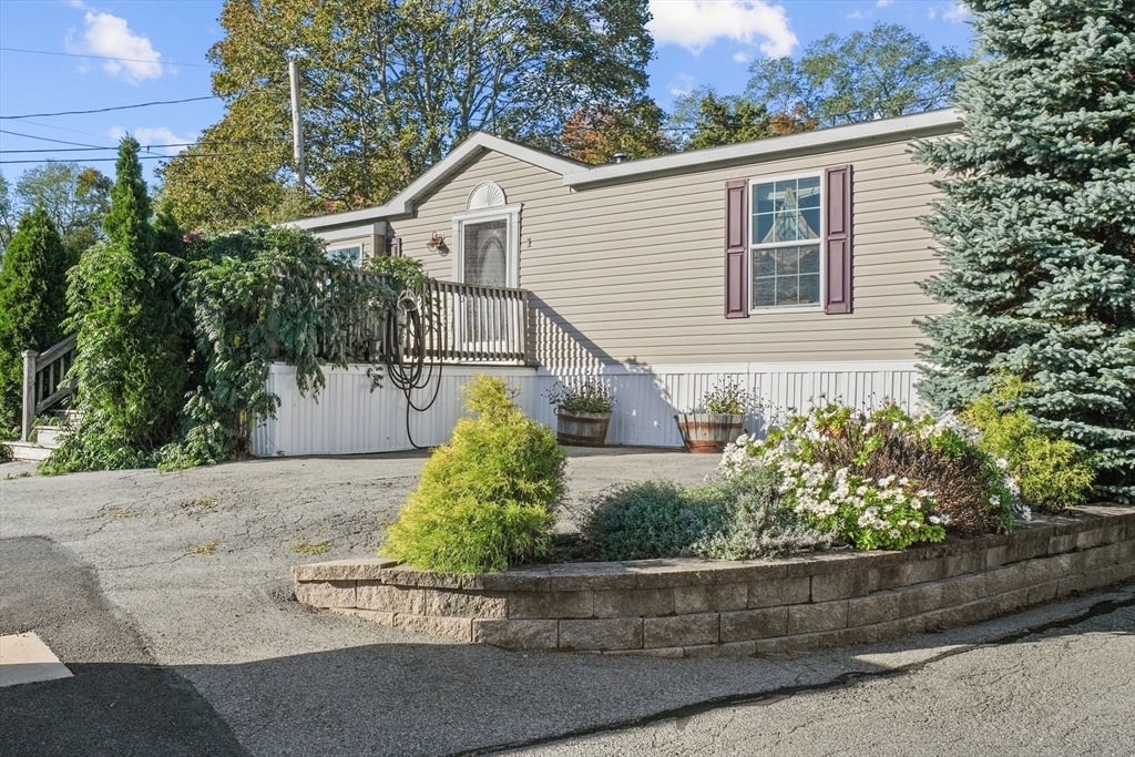252 Newbury 1