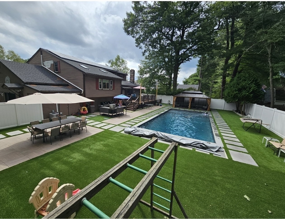 Natick, Massachusetts 01760, United States, 4 Bedrooms Bedrooms, ,3 BathroomsBathrooms,Residential,Active,174253