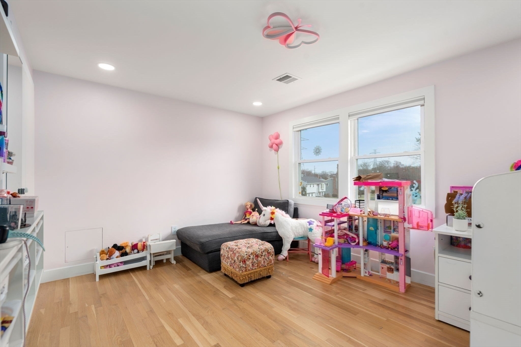 Natick, Massachusetts 01760, United States, 4 Bedrooms Bedrooms, ,3 BathroomsBathrooms,Residential,Active,174253