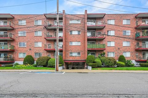 Photo of 10 Foster Street #506, Wakefield, MA 01880 (MLS # 73444191)