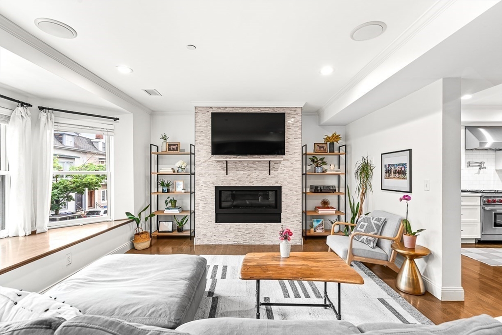280 W 5th St 101