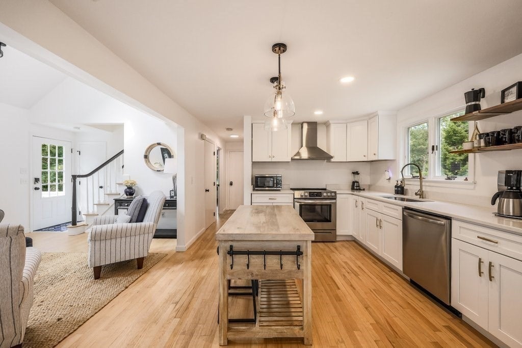 35 Pinecrest Ave, Mashpee, MA, 35 Pinecrest Ave, Mashpee, MA Photo #7