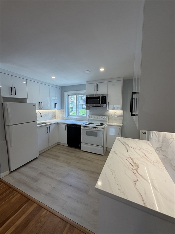 42 Lionel Ave C